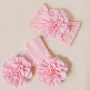 Détail de l'ensemble bandeau et chaussettes pour bébé avec grandes fleurs 3D rose clair