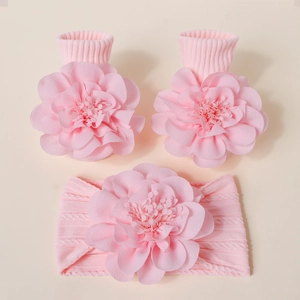 Détail de l'ensemble bandeau et chaussettes pour bébé avec grandes fleurs en mousseline
