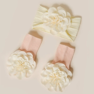 Détail du coffret bandeau et chaussettes bébé avec grandes fleurs 3D en mousseline
