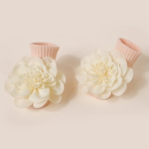 Détails de chaussettes bébé roses avec une grande fleur en tissu ivoire multicouche