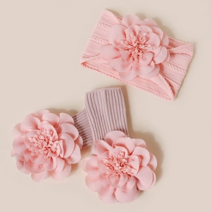 Détail de l'ensemble bandeau et chaussettes tricotées rose avec grandes fleurs en 3D