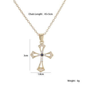 Détail du collier pendentif croix plaqué or 18K avec zircons et dimensions du produit