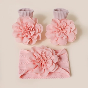 Ensemble bandeau et chaussettes roses en tricot pour bébé avec grandes fleurs en relief