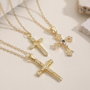 Collier avec Pendentif Croix en Cuivre Plaqué Or 18K pour Femme Croix Creuse en Zircone Chaîne de Clavicule Bijoux Élégants