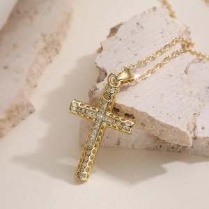 Exquis collier pendentif croix plaqué or 18K avec design nid d'abeille et zircons brillants