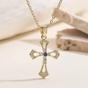 Magnifique collier pendentif croix plaqué or 18K avec zircons blancs et pierre bleue