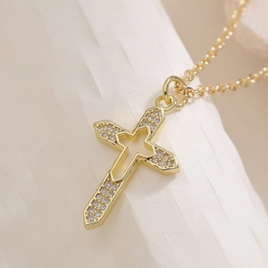 Collier avec pendentif croix plaqué or 18 carats et cristaux de zircon blancs brillants