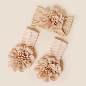 Gros plan sur l'ensemble bandeau et chaussettes en tricot avec fleurs 3D