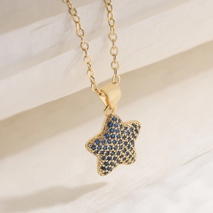 Halskette mit Sternanhänger und blauen Zirkonia-Steinen auf vergoldeter Kette