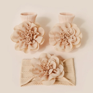 Détail d'un ensemble bandeau et chaussettes bébé avec grandes fleurs 3D en tissu