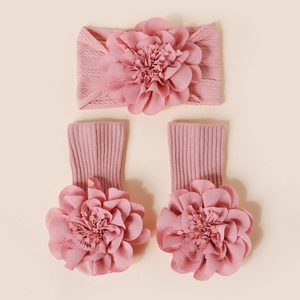 Détail de l'ensemble bandeau et chaussettes tricotés pour bébé avec grandes fleurs 3D