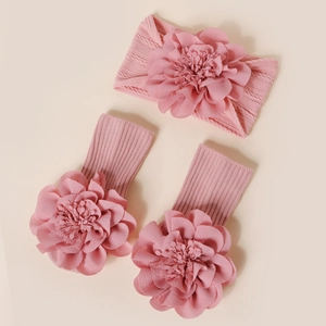 Détail de l'ensemble bandeau et chaussettes pour bébé avec grandes fleurs en mousseline