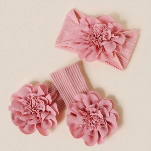 Détail de l'ensemble bandeau et chaussettes en maille rose avec grandes fleurs en tissu