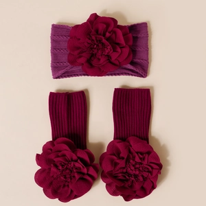 Détail de l'ensemble bandeau et chaussettes pour bébé avec grandes fleurs en 3D