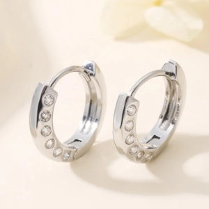 Elegante 18K vergoldete silberne Huggie-Creolen mit funkelnden Zirkoniasteinen besetzt