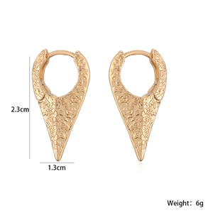 Boucles d'oreilles dorées géométriques irrégulières avec texture martelée et cône effilé