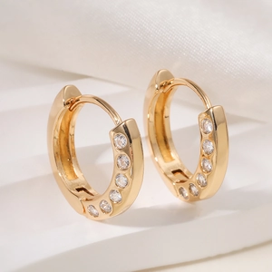 Minimalistische 18K vergoldete Creolen mit fünf klaren Zirkonia-Steinen für Damen
