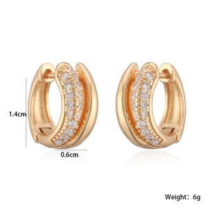 Boucles d'oreilles créoles dorées en forme de C avec pavé de cristaux de zircone