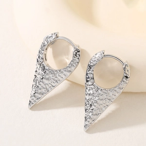 Créoles géométriques minimalistes en argent avec texture martelée et pendentifs triangles