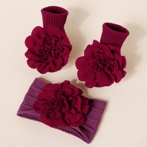 Vue détaillée du bandeau et des chaussettes en tricot avec fleurs en satin bordeaux