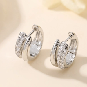 Boucles d'oreilles créoles dorées avec double rangée de zircons et finition or blanc