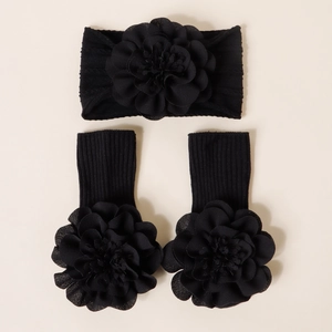 Détail de l'ensemble bandeau et chaussettes pour bébé avec grandes fleurs 3D noires
