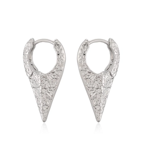 Boucles d'oreilles géométriques en V argentées avec texture martelée au design minimaliste