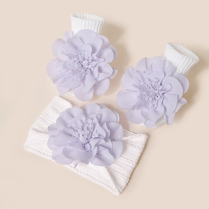 Coffret bandeau et chaussettes en tricot pour bébé avec grandes fleurs lilas 3D blanches