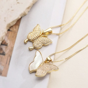 Collier Pendentif Papillon en Cuivre Plaqué Or 18K pour Femmes avec Strass Incrustés Chaîne Vénitienne Élégante Bijoux