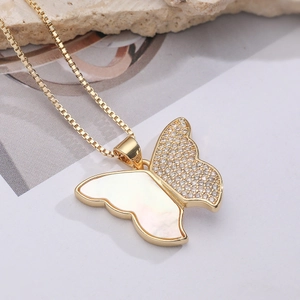 Élégant collier papillon plaqué or 18 carats avec nacre et pierres de zircon