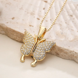 Collier pendentif papillon élégant plaqué or 18 carats avec oxydes de zirconium brillants