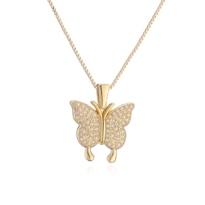 Collier élégant avec pendentif papillon plaqué or 18 carats et zircons sur fond blanc pur