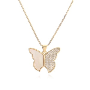 Détail du collier papillon plaqué or 18K avec nacre et zircons brillants de haute qualité