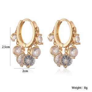 Détail de boucles d'oreilles créoles plaquées or 18K avec zircons et dimensions 2,5cm