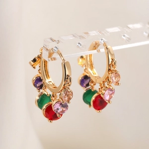 Élégantes boucles d'oreilles créoles dorées 18K avec cinq zircons colorés pour femme