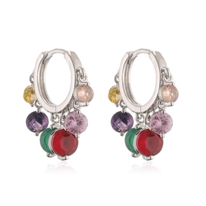 Détail de boucles d'oreilles plaquées or 18K avec cinq pierres de zircon rondes colorées