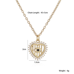 Vue détaillée du collier cœur en or 18 carats avec motif œil et dimensions en CM
