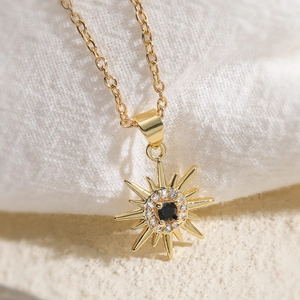 Collier élégant plaqué or 18 carats avec motif soleil, pierre noire et zircons blancs