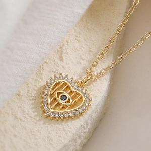 Collier cœur plaqué or 18 carats avec pendentif œil maléfique sur fond de pierre