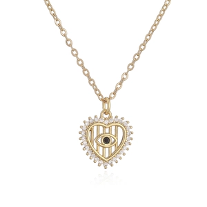 Collier cœur plaqué or 18K avec pendentif œil de protection en zircon sur fond blanc