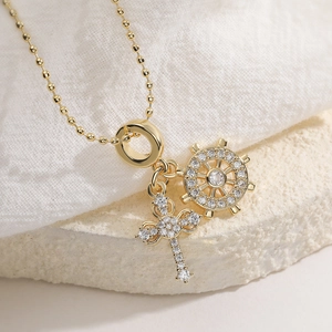 Collier élégant en plaqué or 18 carats avec pendentifs croix et gouvernail en zircone