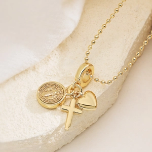 Collier élégant plaqué or 18 carats avec médaille Saint-Benoît, croix et cœur