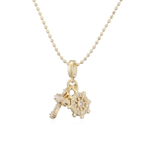 Macro de collier plaqué or 18 carats avec pendentifs en forme de clé et de gouvernail