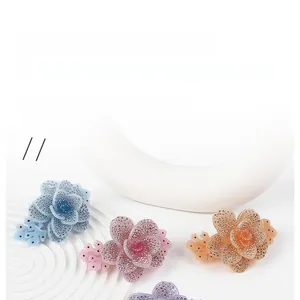 Detailansicht der Blumen-Haarspangen in Pastellfarben mit glitzernden Strasssteinen
