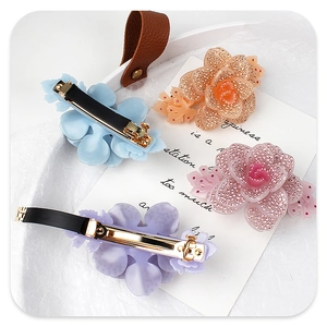 Detailansicht von Acetat-Blumen-Haarspangen mit funkelnden Strasssteinen und Metallclips