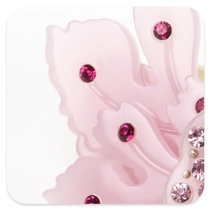 Makro-Detail der Kamelien-Haarklammer mit rosa Harzblüten und funkelnden Kristallen
