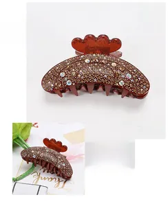 Große 9,5 cm braune Haarklammer aus Acryl mit Champagner-Strasssteinen in Detailansicht