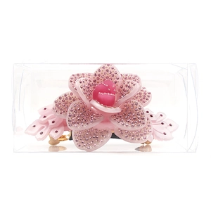 Detailansicht der rosa Kamelien-Haarklammer mit glänzenden Kristallen und Harz-Finish