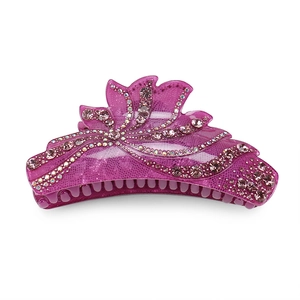 Détail d'une pince à cheveux en dentelle violette avec strass roses et motifs floraux