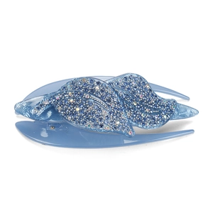 Dettaglio del fermaglio per capelli in acrilico blu con foglie e strass scintillanti